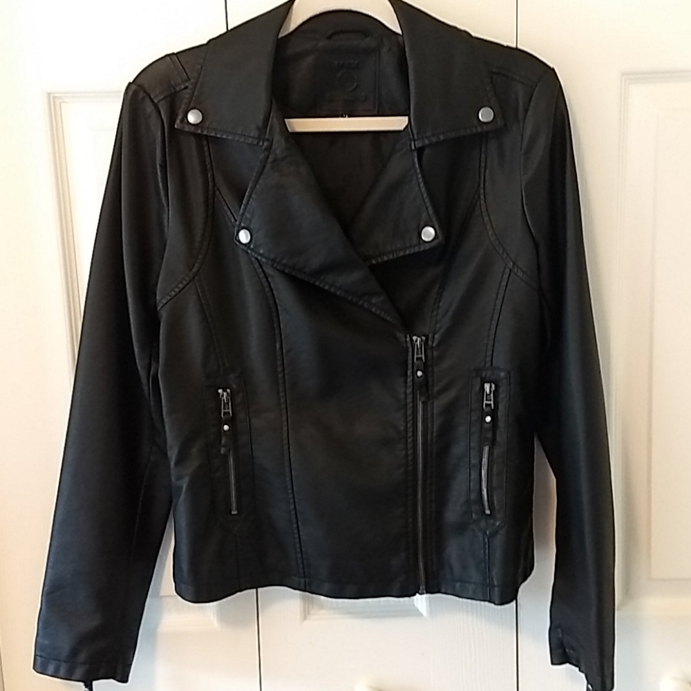 🍁BLACK FAUX LEATHER MOTO JACKET🍁